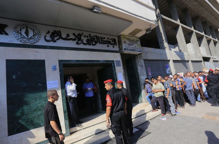 البنك الوطني يوافق على إعادة خصومات موظفي غزة