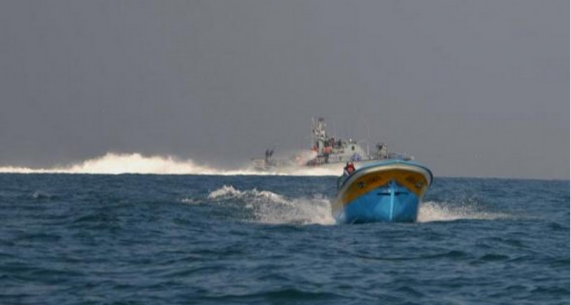 تضرر مركب جراء إطلاق زوارق الاحتلال النيران على الصيادين بغزة