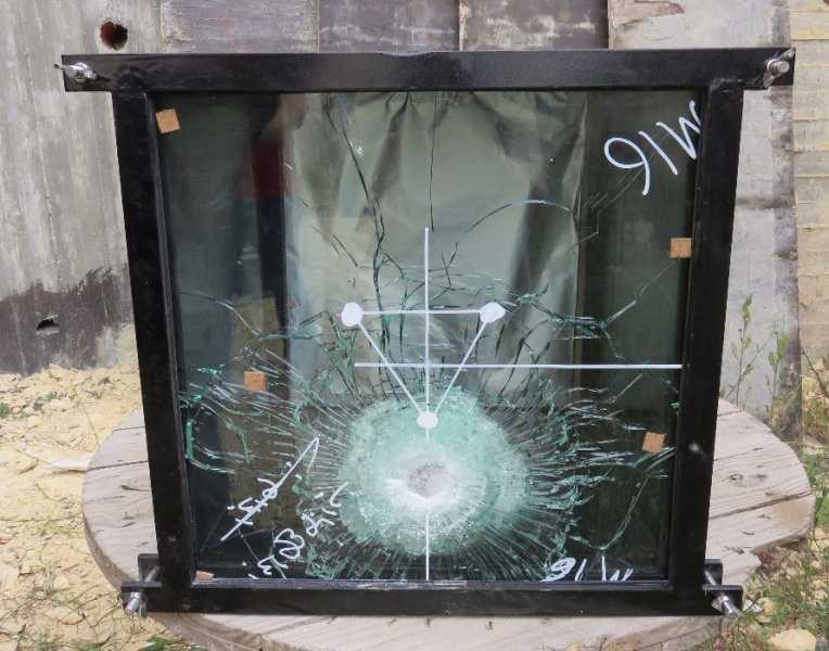 بالصور : فلسطينيون يطورون زجاجاً مقاوماً للرصاص رغم منع إسرائيل من استيراده