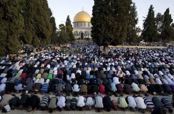 الاحتلال يسمح لمائة من موظفي الأونروا مغادرة القطاع للصلاة بالأقصى