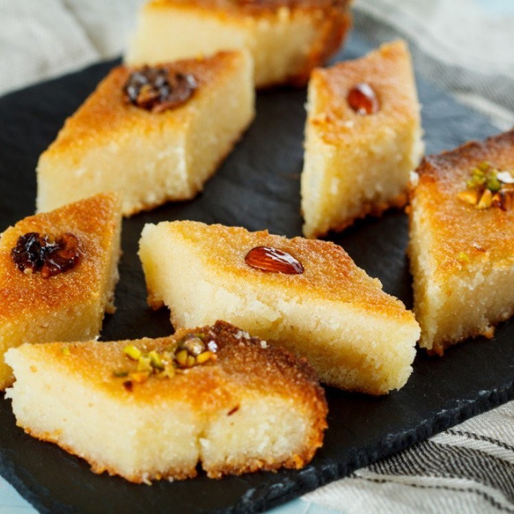 بسبوسة محشية بالقشطة