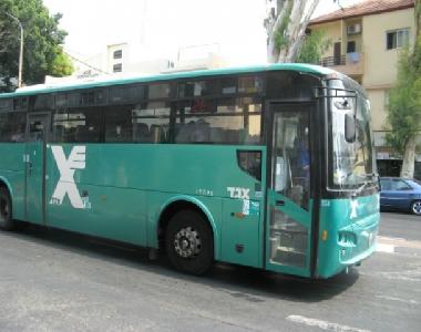 الإحتلال يشرع بتحصين 300 محطة باص في القدس المحتلة