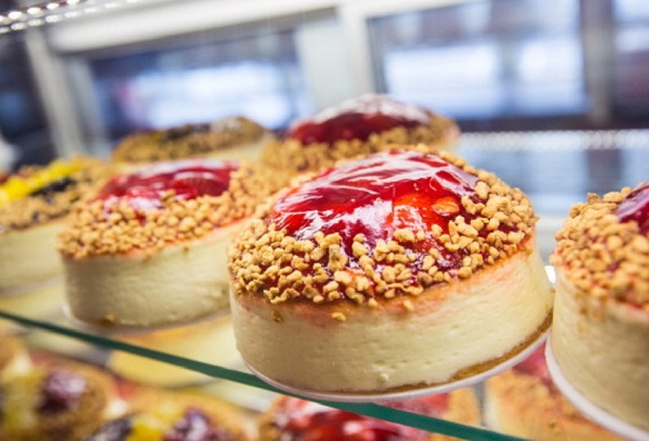 ميني تشيز كيك بالكريمة والفراولة