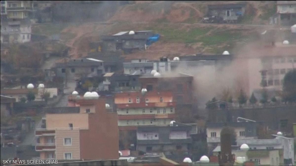 الجيش التركي يركز غاراته على بلدة للأكراد بالدبابات