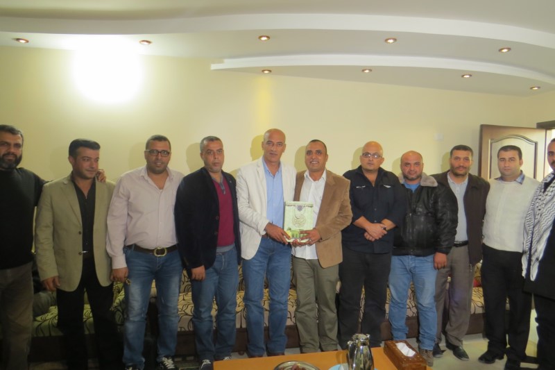 بالصور ..قيادات أقاليم ومناطق فتح في قطاع غزة تعايد أهالي الشهداء الذين ارتقوا في مهرجان الذكرى