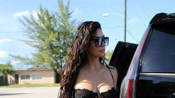 بالصور: المثيرة كيم كارداشيان تكسر المألوف وتلبس الملابس الداخلية مع سروال الجينز وكشفت كل شيء!