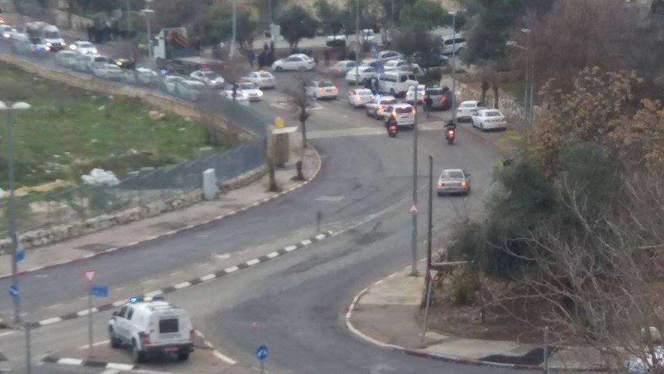 بالصور ..اصابة مستوطن في عملية طعن قرب بلدة جبل المكبر با‫لقدس‬