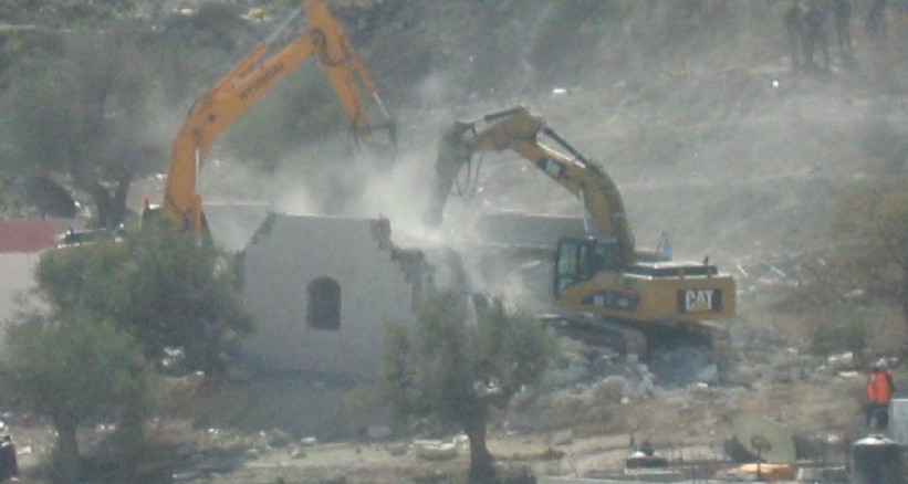 الاحتلال يسلم عائلة الأسير بلال كميل إخطاراً بالهدم