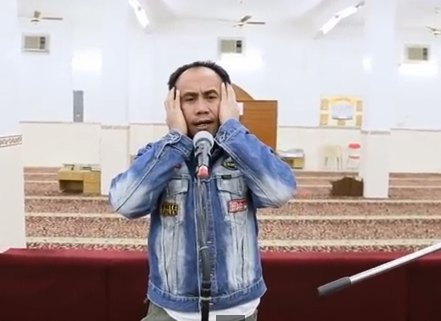 بالفيديو :فلبيني يؤذن  أتحداك أن تميز بين صوته وصوت مؤذن الحرم المكي .