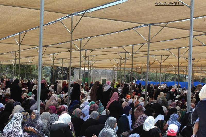 بالصور: أكثر من 200 ألف يصلون بالأقصى