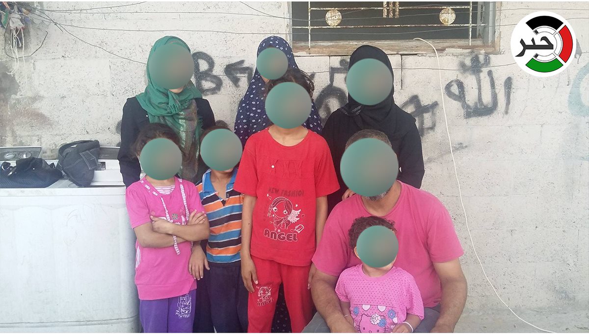 بالصور .. أسرة فلسطينية تعيش مأساة حقيقة : حلمها عرش لمنزلها المتواضع وتأمين تعليم بناتها