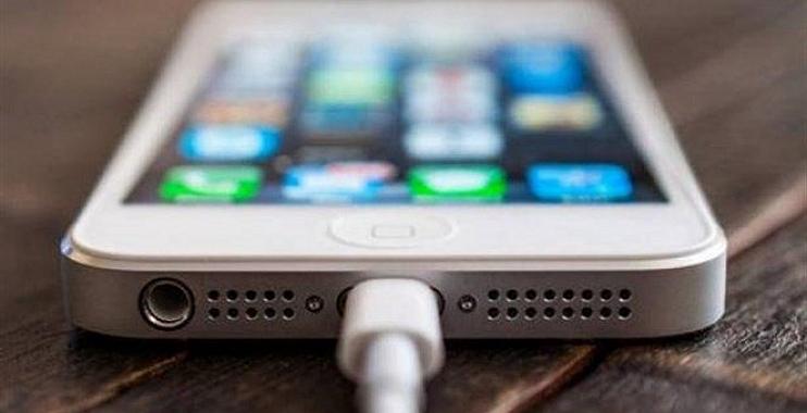 احذروا : شحن هواتفكم يعرض بياناتكم الشخصية للسرقة