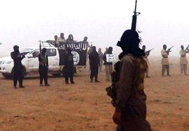 صحيفة بريطانية :مناطق سيطرة داعش لا تنعم بالرفاهية التى يزعمها في إعلاناته