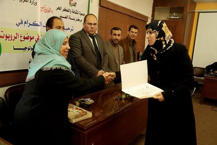 بناة الغد يختتم دورة اعداد مدربين لموجهي ومعلمي مبحث التكنولوجيا حول تطبيقات الروبوت