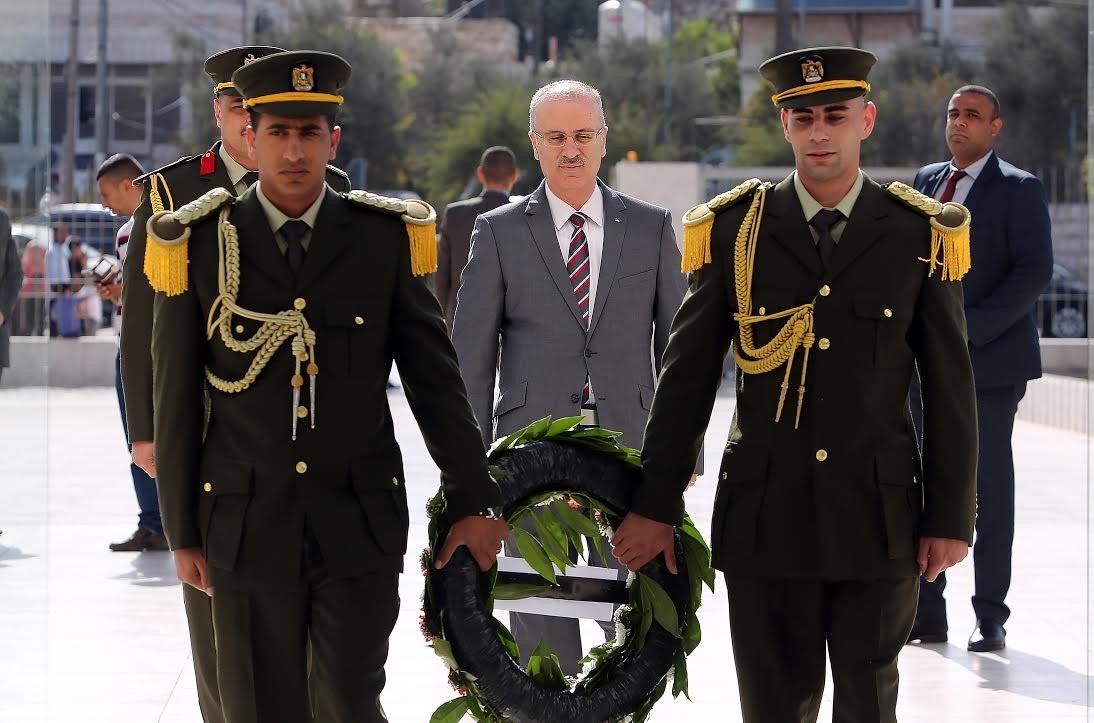 قيادات فلسطينية تضع إكليل زهور على ضريح الشهيد "أبو عمار" وصرح الشهيد