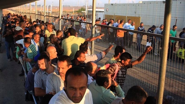 سلطات الاحتلال تدرس إمكانية السماح لعمال من القطاع بالعمل في الداخل المحتل