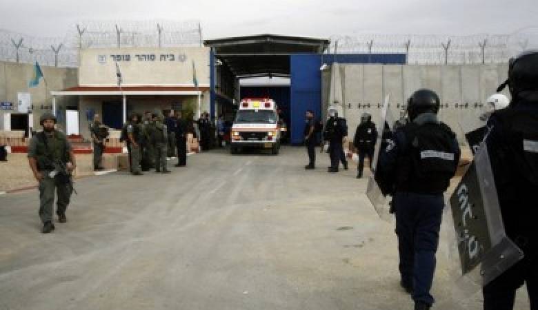 توتر يسود سجن "ريمون" بعد منع الاحتلال لعائلات الأسرى من زيارة أبنائهم