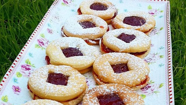 بسكويت سابليه بمربى الفراولة