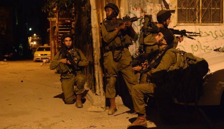 بالأسماء: الاحتلال يشن حملة مداهمات واعتقالات بالضفة والقدس