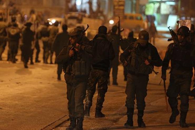 بالفيديو: اشتباكات عنيفة بين مسلحين وأجهزة الأمن في نابلس