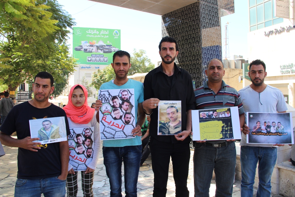 بالصور: صحفيون ينظمون وقفة تضامنية مع معتقلي إذاعة السنابل