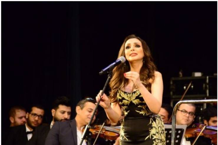 بالصور : الجمهور يشتم أنغام وينسحب.. ومدير أعمالها كسّر الكاميرات!