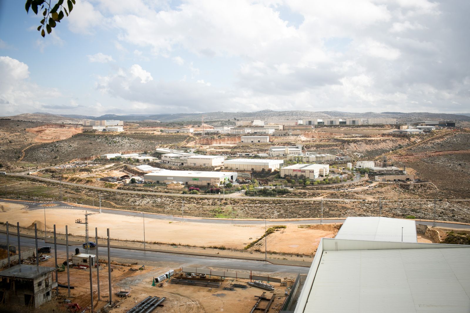 الاحتلال ينوي إقامة منطقة صناعية ضخمة وراء الخط الأخضر