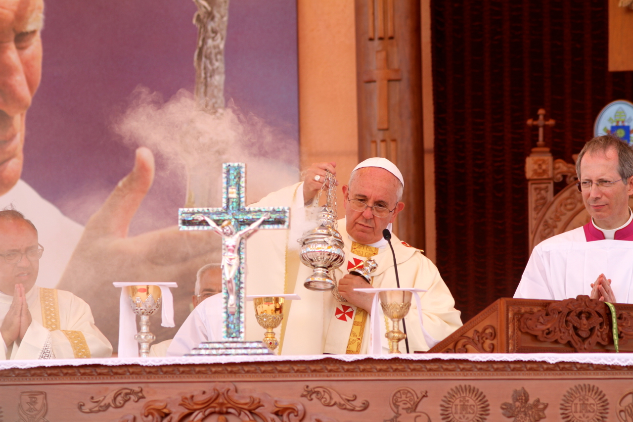 البابا فرنسيس: "نأمل أن يعم السلام في الأراضي المقدسة وسوريا"