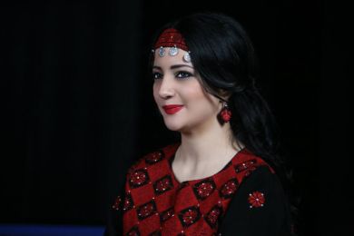 بالصور..سعودي يهدي منال موسى "آيفون" من الذهب الخالص