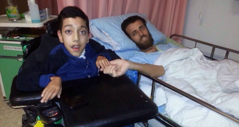 طفل من ذوي الإحتياجات الخاصة يُصر على دخول غرفة القيق