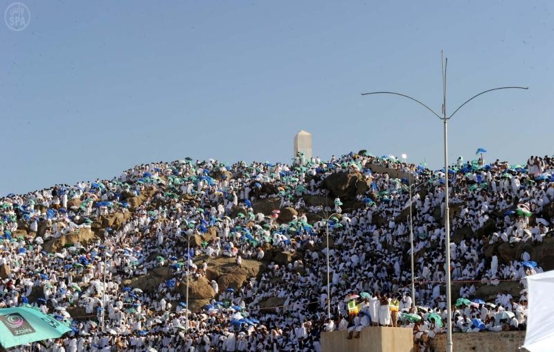 الكشافة توزع (30) ألف مظلة شمسية وسجادة صلاة على الحجاج