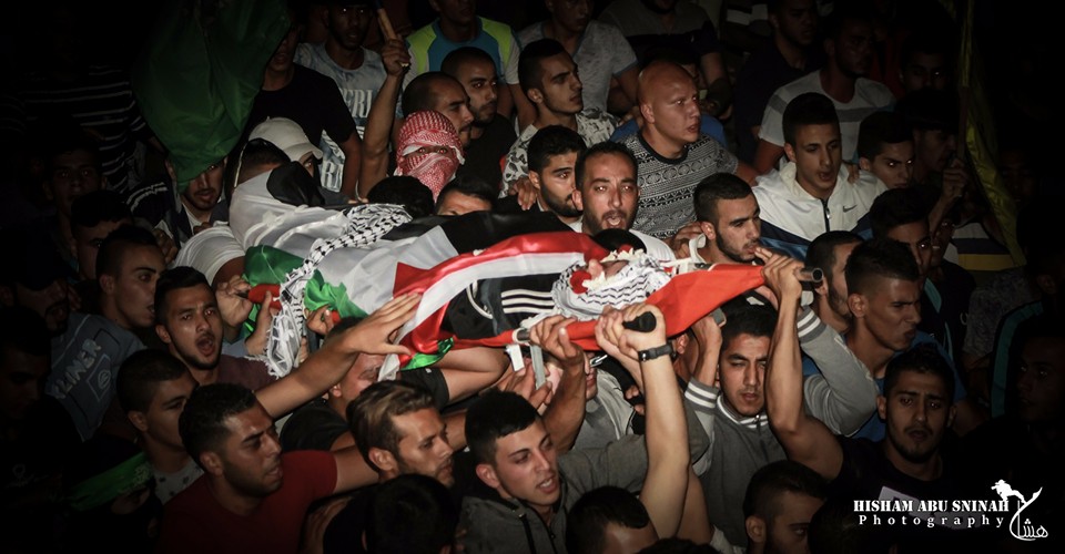 بالصور: جماهير عناتا تشيع جثمان شهيدها أنور السلايمة