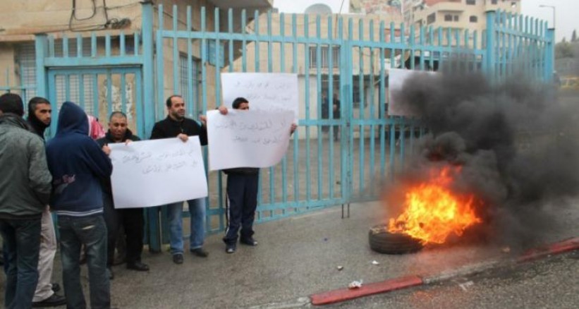 مواطنو بيت لحم يغلقون مقر الأنروا احتجاجاً على سياسة التقليص