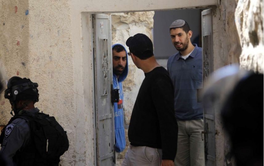 مستوطنون يستولون على بناية سكنية بسلون