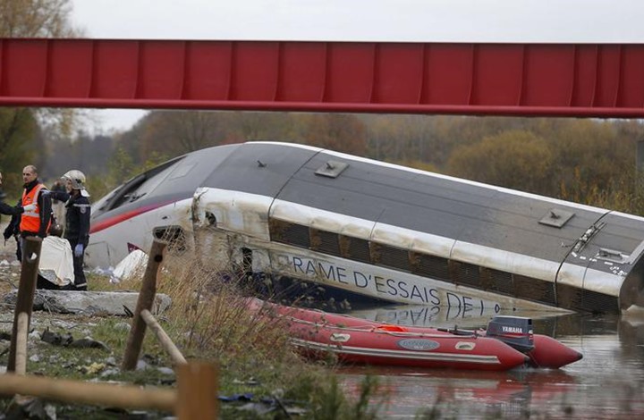 كارثة أخرى ..بالفيديو : انحراف قطار فائق السرعة بفرنسا مخلفا 7 قتلى