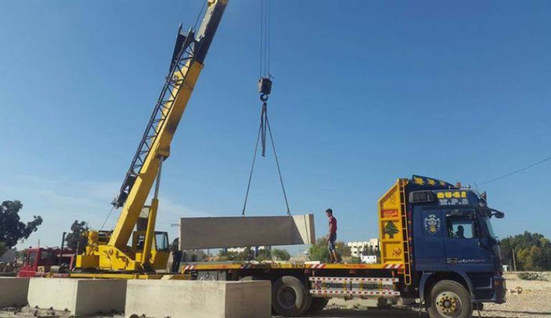 إيقاف بناء الجدار الأسمنتي حول مخيم عين الحلوة