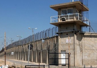 إضراب في سجن "ريمون" بعد عزل ثلاثة أسرى