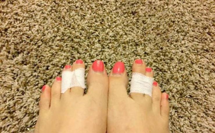 بالصور : لن تصدقي لماذا يجب أن تلصقي اصابع قدميك ببعضها البعض!