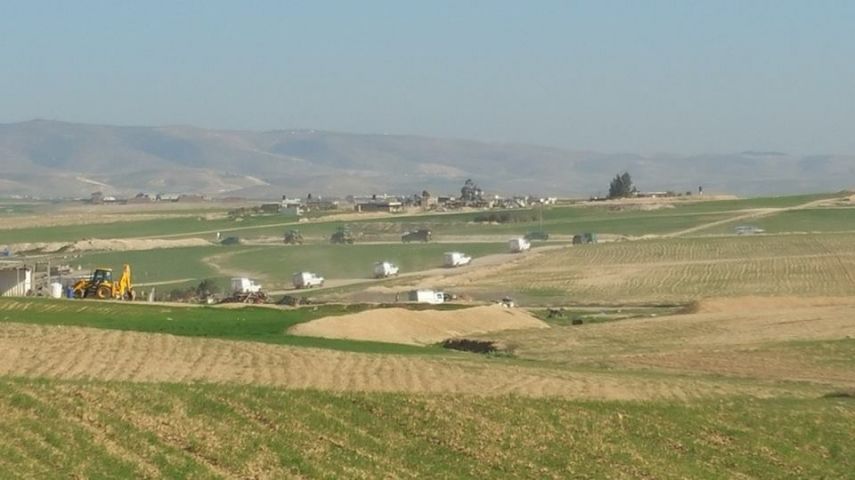 بالصور: مواصلة تدمير الأراضي المزرعة في قرى النقب لليوم الثاني على التوالي