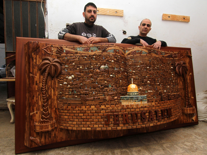 إنجاز أول لوحة للقدس مصنوعة من خشب الزيتون والصدف