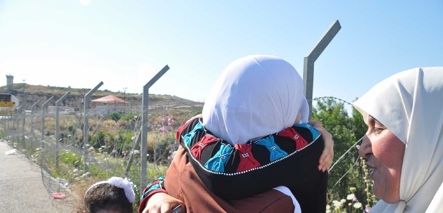 بالفيديو والصور لحظة افراج الاحتلال عن الناشطة بشرى الطويل