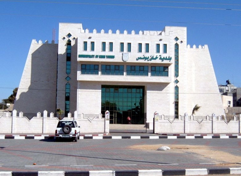القصة كاملة.. عناصر شرطية تعتدي على رئيس بلدية خان يونس
