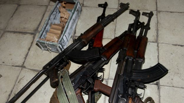 التايمز البريطانية: رواج تجارة سلاح الكلاشنكوف حول العالم