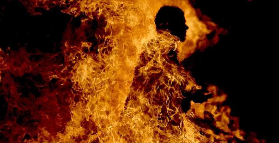 مغربي يحرق نفسه بعد رفض السلطات منحه شهادة إقامة