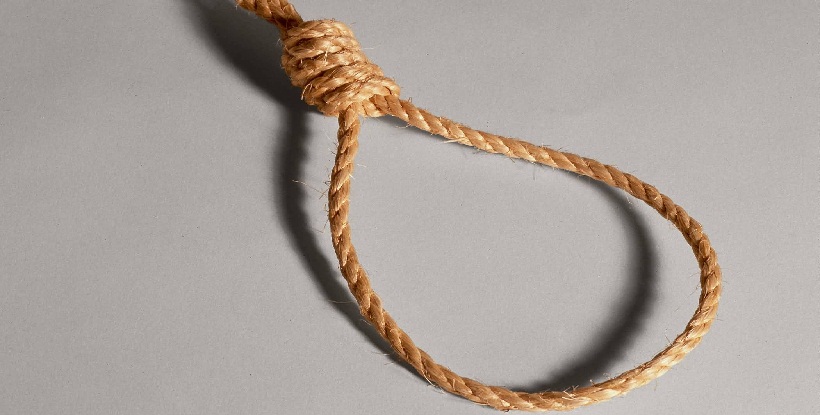 العثور على جثة فتاة مقتولة واعتقال الجاني "ضرب شقيقته ببلطة وشنقها"