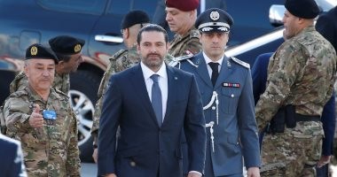 سعد الحريرى يصافح عون خلال احتفالات لبنان بعيد الاستقلال