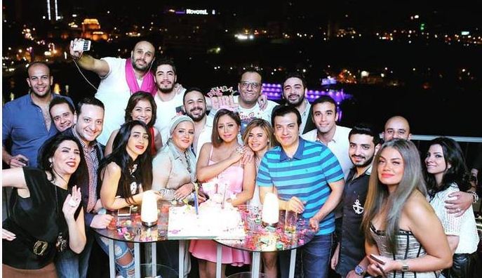 صور نهى لطفي بملامح حمل واضحة وفستان قصير تحتفل بعيد ميلادها بحضور الفنانين