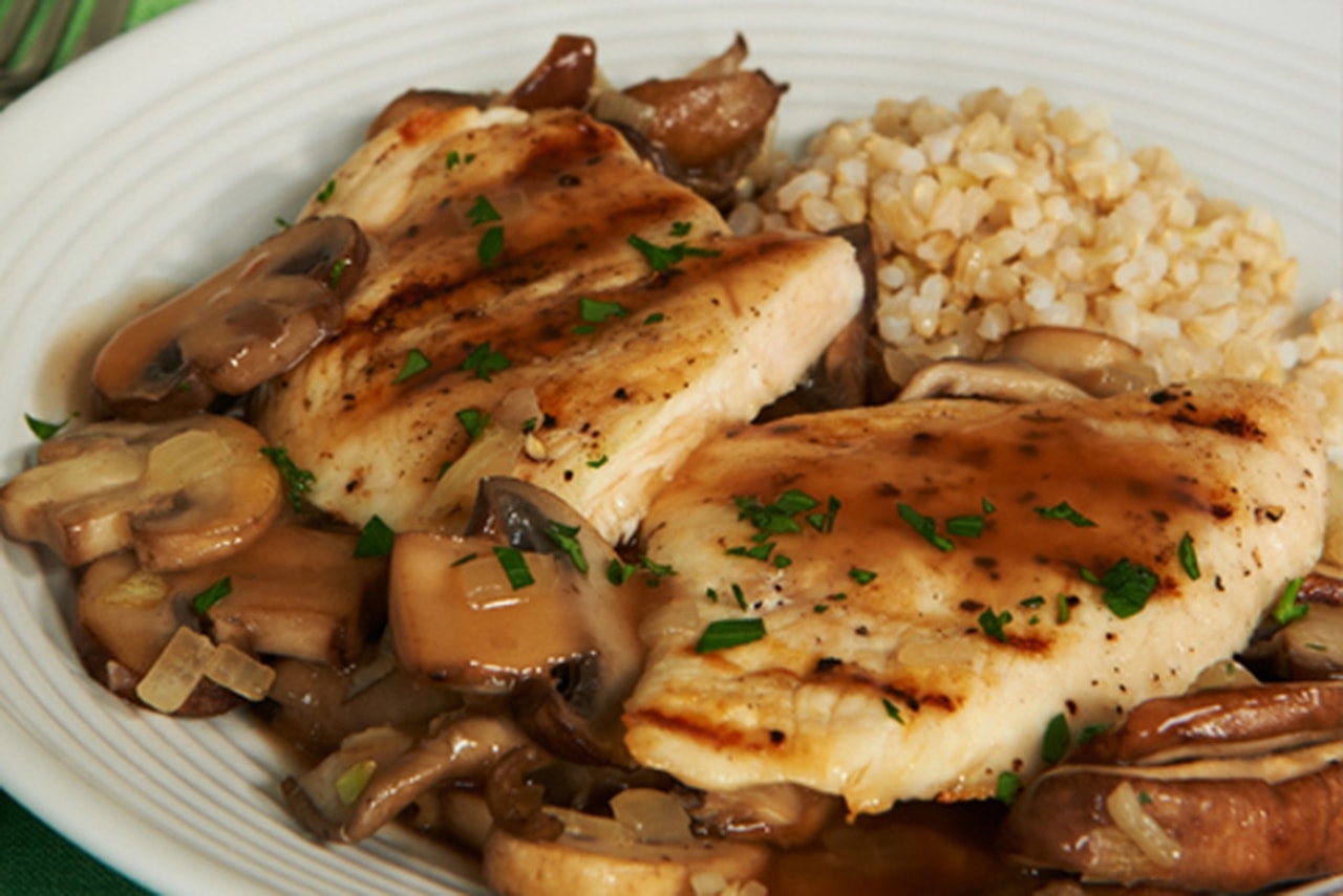 طريقة تحضير دجاج مشوي مع صلصة الفطر والأرز باللوز