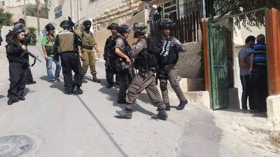 قوات الاحتلال تغلق منزل الأسير عبد دويات جنوب القدس
