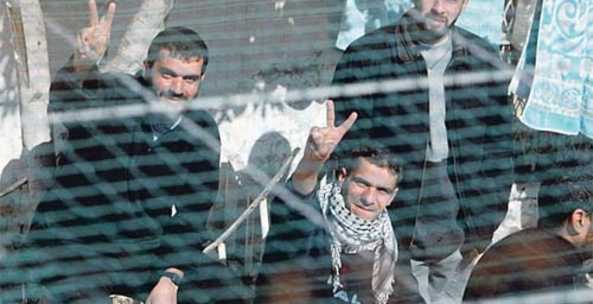 الطويل: أسرى المؤبدات ينتظرون صفقات التبادل